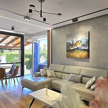 Sunny With Swimming Pool - 247