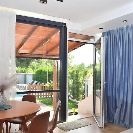 Sunny With Swimming Pool - 247 Apartment *