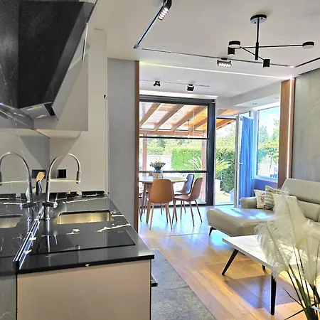 Sunny With Swimming Pool - 247 Apartment