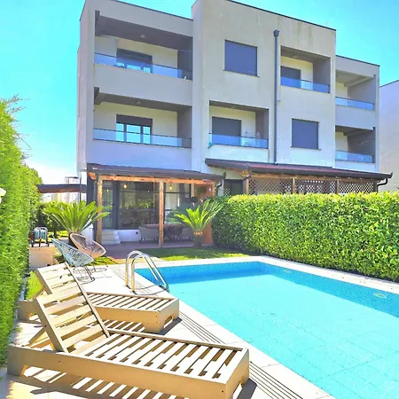 Apartment Sunny With Swimming Pool - 247