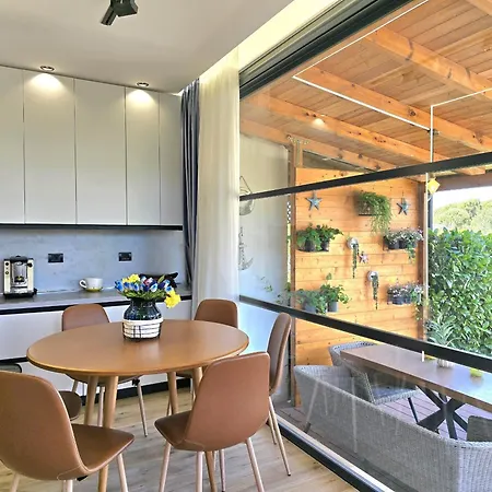 Sunny With Swimming Pool - 247 Apartment *