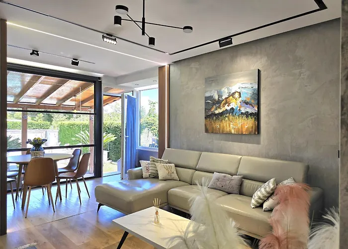 Sunny With Swimming Pool - 247